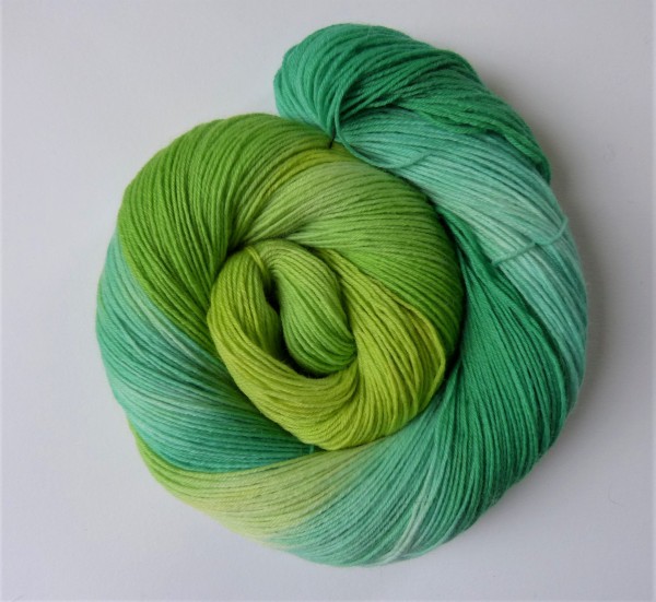 Sockenwolle handgefärbt 100g Ton-in-Ton grün